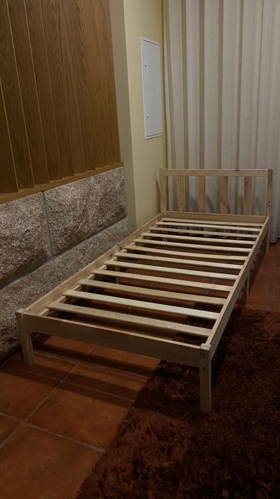 Estrutura de cama de solteiro com colchão