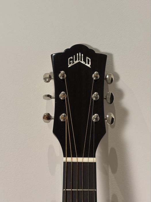 Guitarra eletroacústica GUILD OM-260CE Deluxe Blackwood