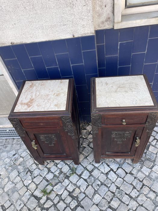 Mesas de cabeceira antigas, com cerca de 130 anos. Em bom estado, com pedras mármore.