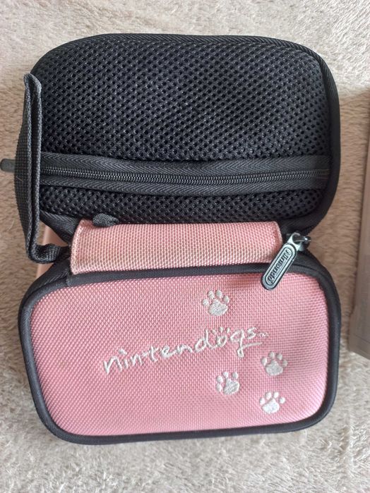 Nintendo DS cor de rosa em boas condições.