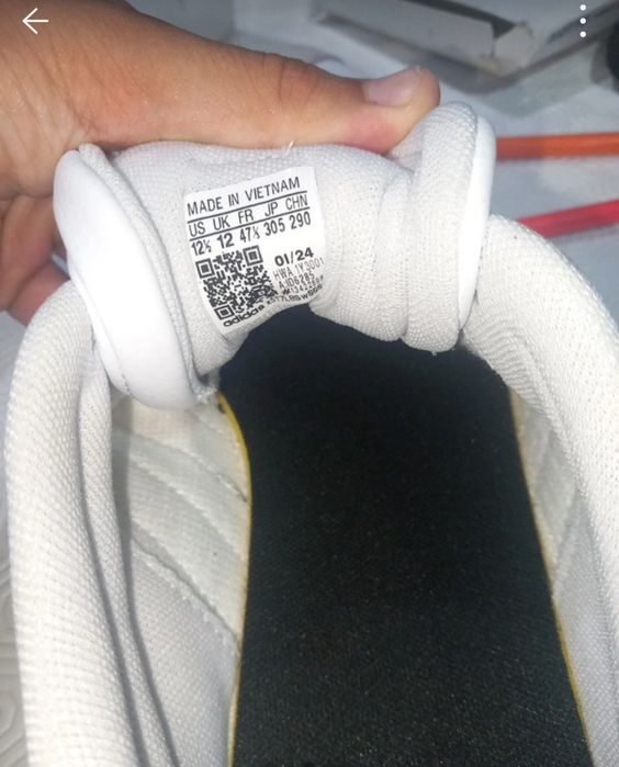 Sapatilhas adidas VL Court 3.0 brancas com detalhes pretos e sola de borracha castanha.