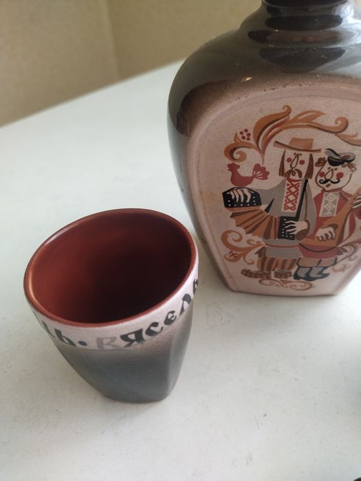 Штоф с двумя рюмками. Керамика.