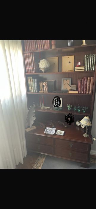 Estante com prateleiras e portas