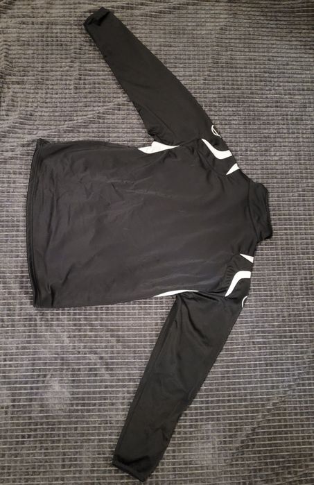 Czarna bluza sportowa