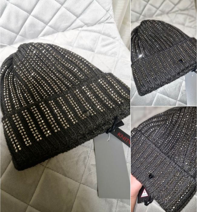 Жіноча шапка Guess.