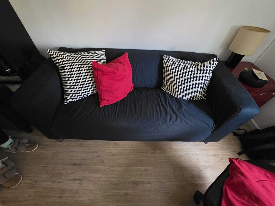 Conjunto de sofá, cadeirões e prateleiras