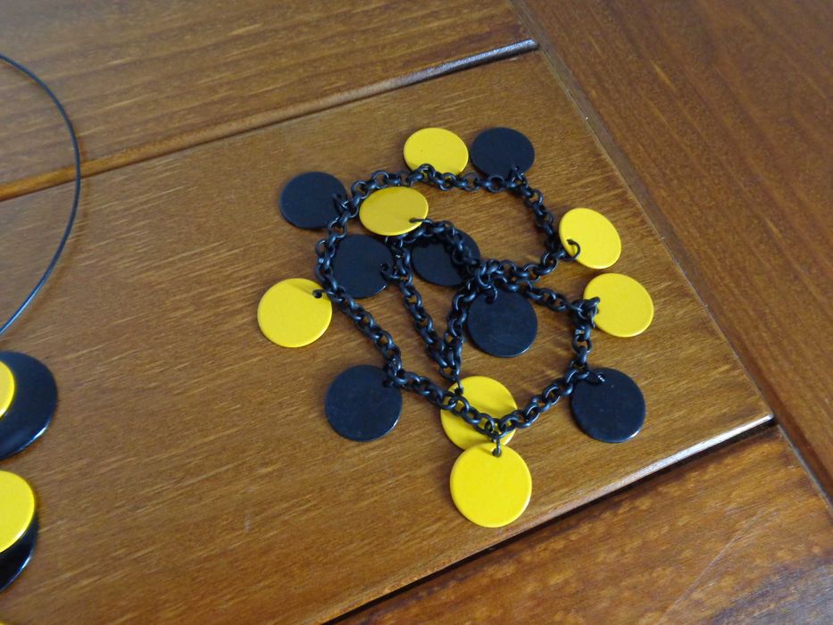 Conjunto de colar, brincos, pulseira, em metal