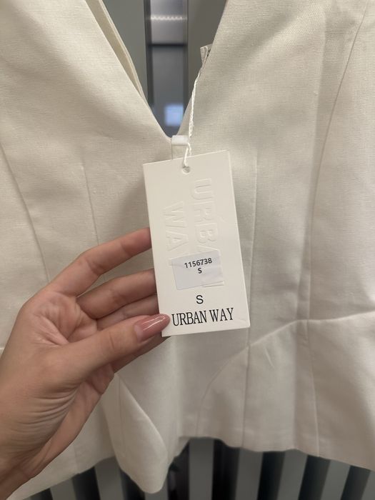 Біла жилетка приталена в стилі Zara mango