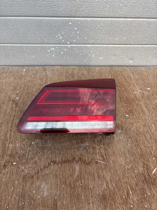 VW Golf sportsvan lift lampa prawy tył w klapę