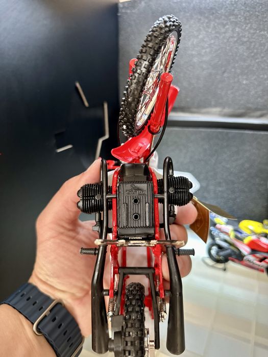 Miniatura BMW R80 G/S Paris-Dakar 1/10 by Guiloy com Caixa