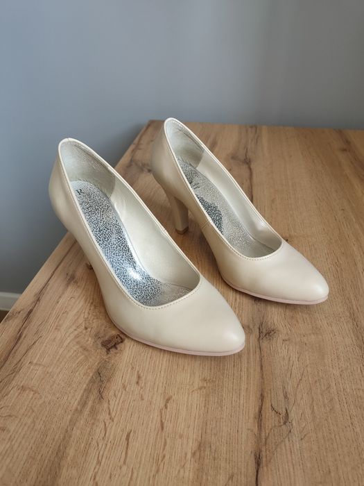 Beżowe czółenka na obcasie