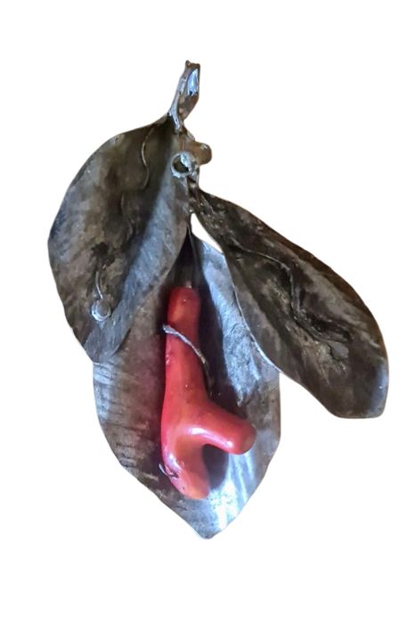 Piękny artystyczny wisior z naturalnym koralem