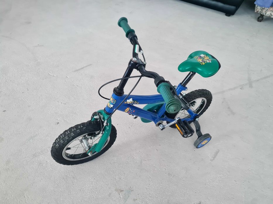 Bicicleta infantil com rodinhas de apoio