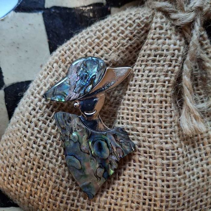 Duża broszka – Elegancka Dama w Kapeluszu, High Fashion – 6 cm