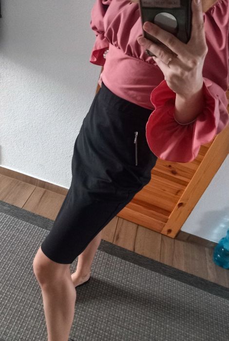 Spódnica piękna czarna dopasowana S