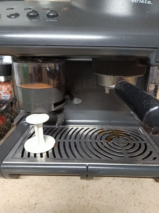 Máquina de café com moinho e vapor de espuma