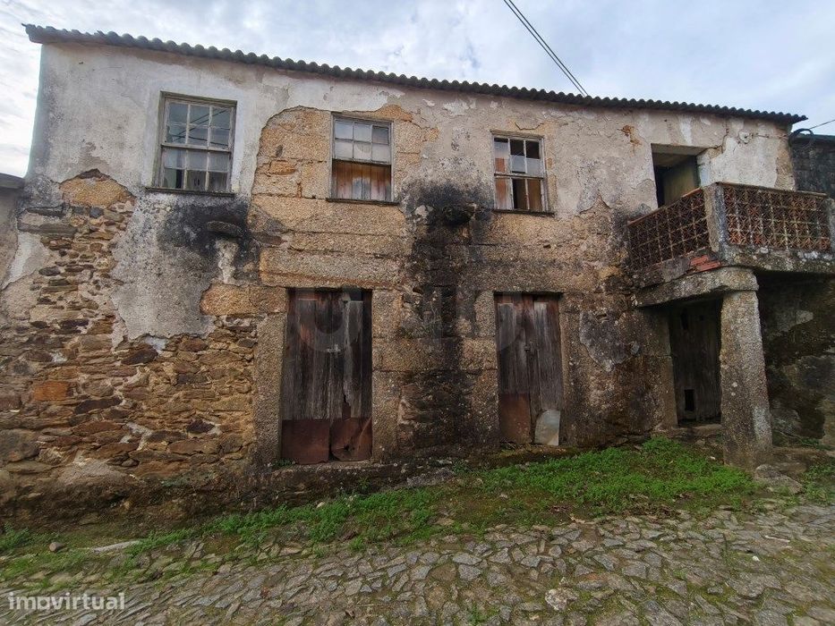 Casa antiga, em pedra, para recuperar.