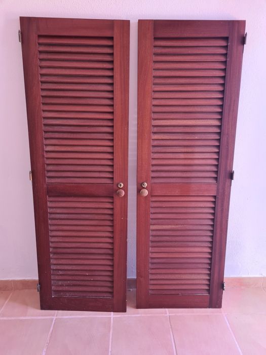 Portas de madeira de roupeiros