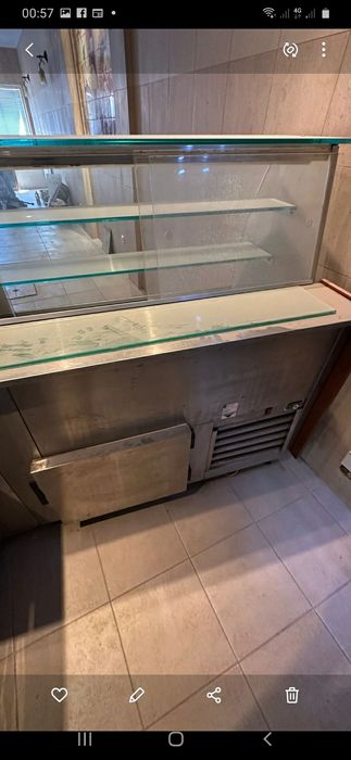 Vitrine refrigerada e balcao frio