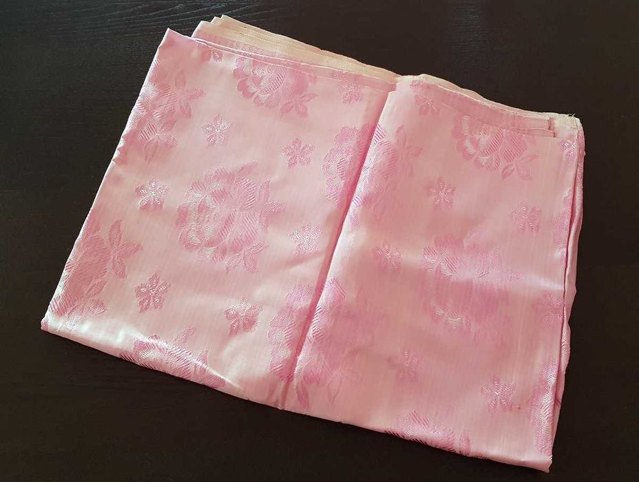 Colcha em seda, motivos florais em dois tons de rosa 195 x 150 cm