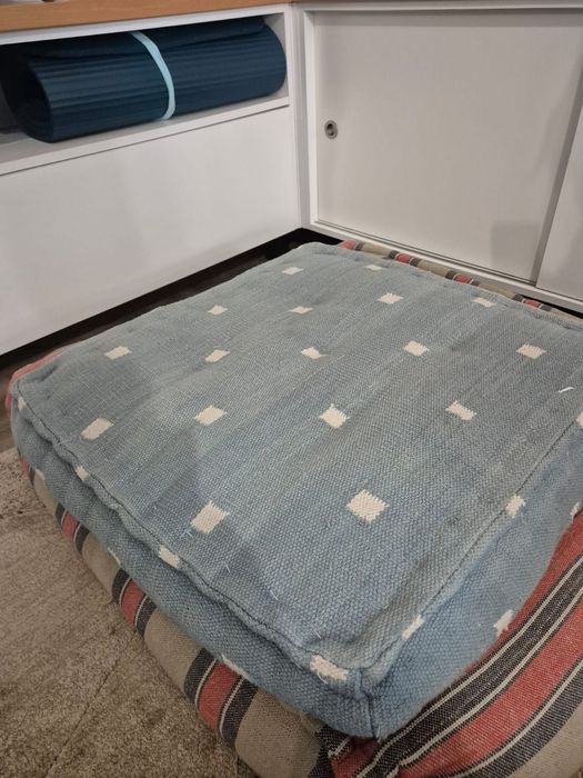 Dois puffs em ótimo estado, confortáveis e com tecidos resistentes.