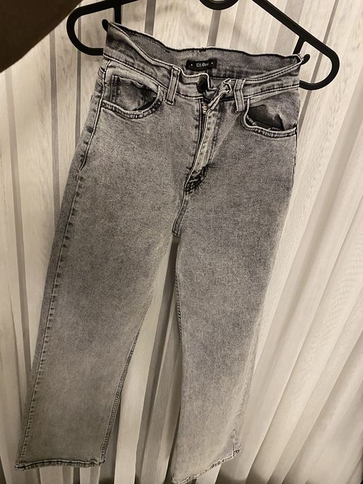 Трендові сірі джинси, звужені зверху, кльош знизу