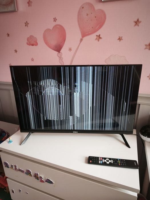 Vivax 32 cale Smart tv UHD BEZBRAMKOWY / Uszkodzony/