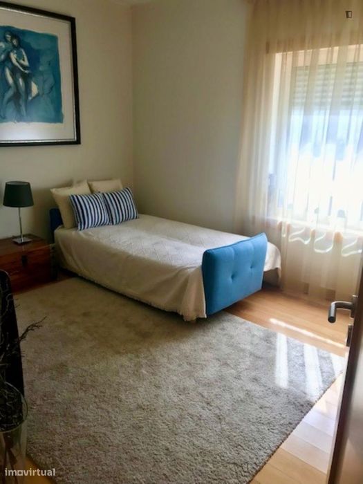 Quarto - localizado em Oeiras Lisbon