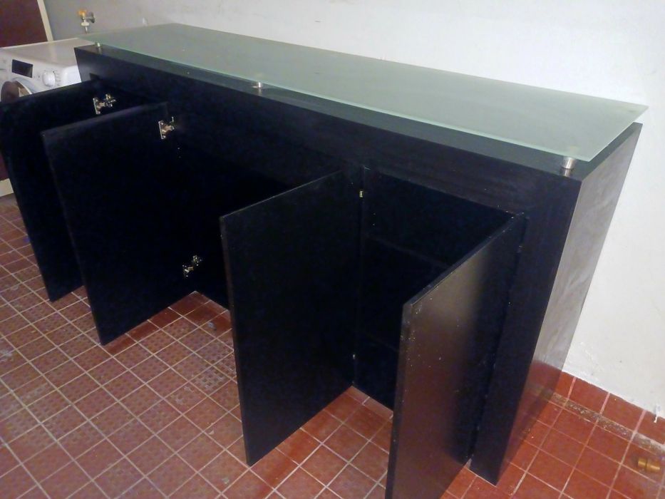 Móvel 4 portas e 1 gaveta