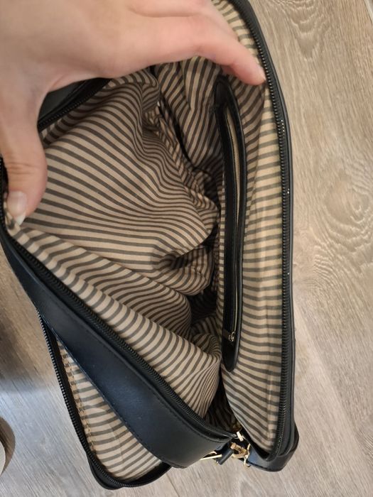 Czarna torebka z ekoskóry z ozdobnym brelokiem crossbody A4 duża