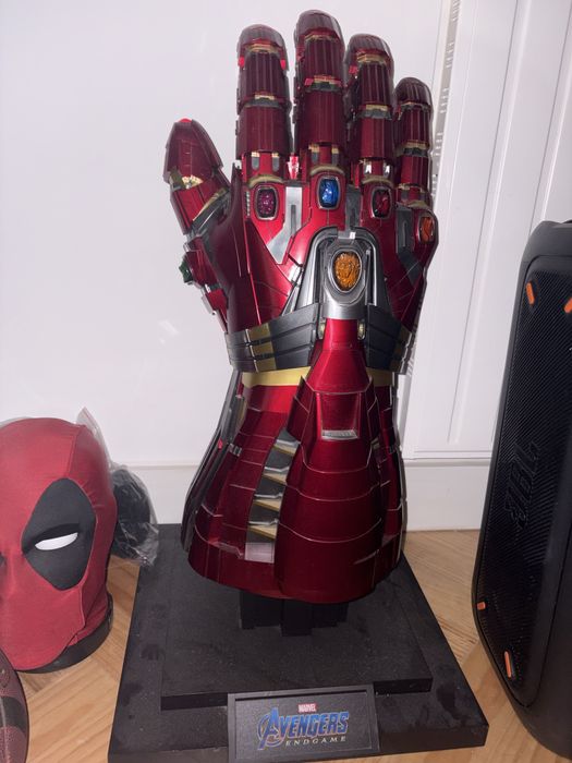 Estatua do homem de ferro com as perolas do thanos