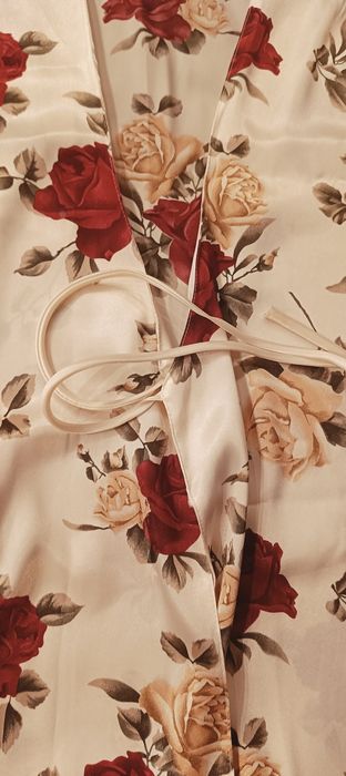 Elegancki Szlafrok w róże, rozmiar M/L