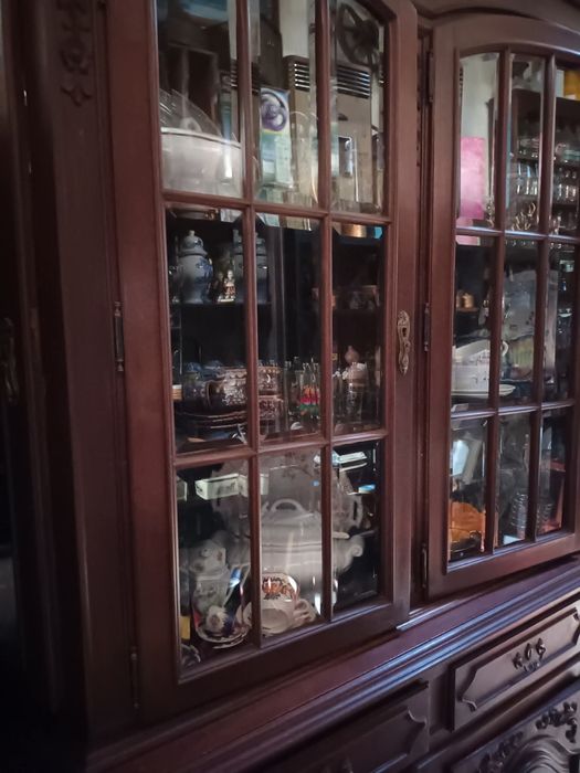 Grande móvel com vitrine para salão