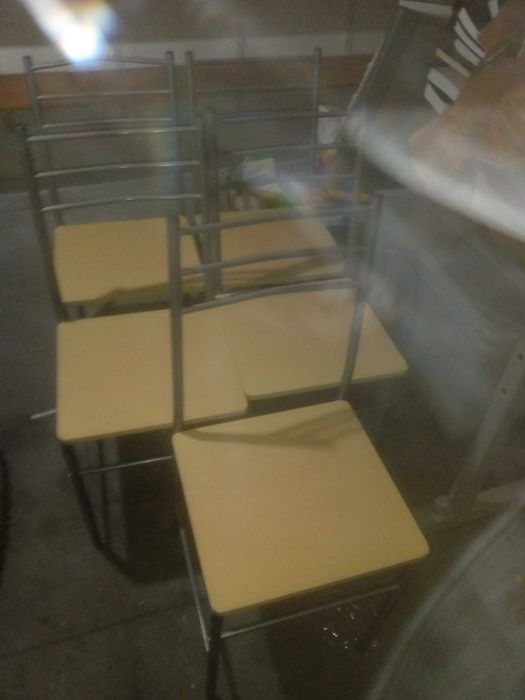Mesa de cozinha e cadeiras