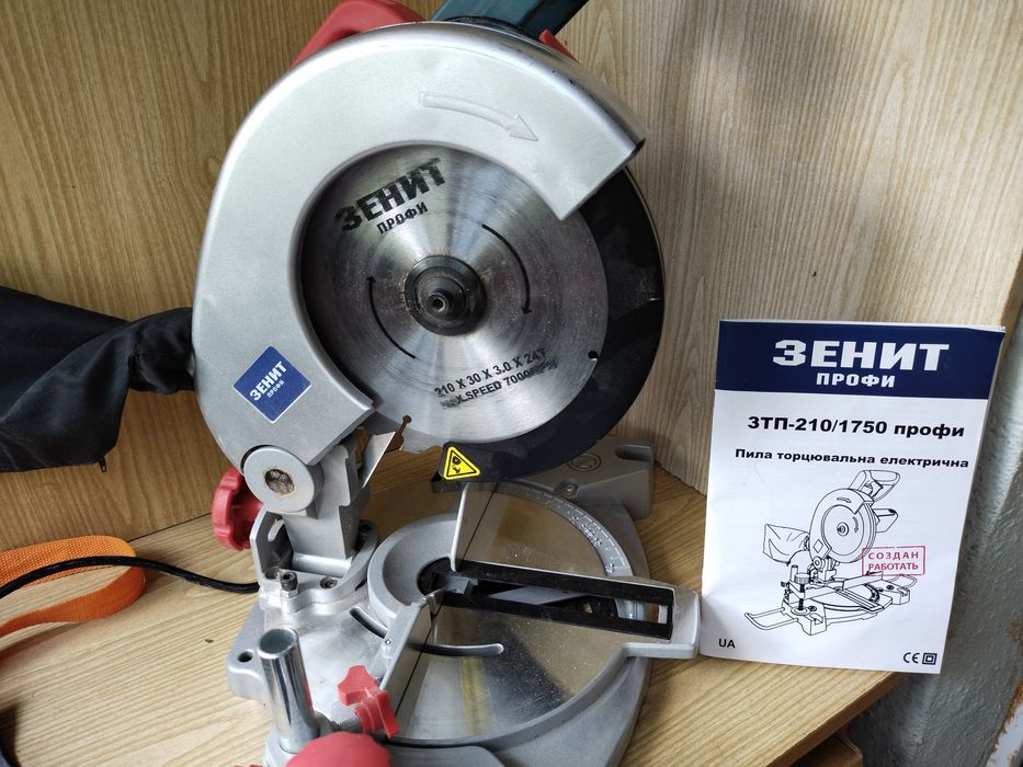 Торцовочная пила Зенит ЗТП-210/1750