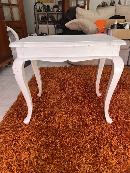 Mesa branca de madeira