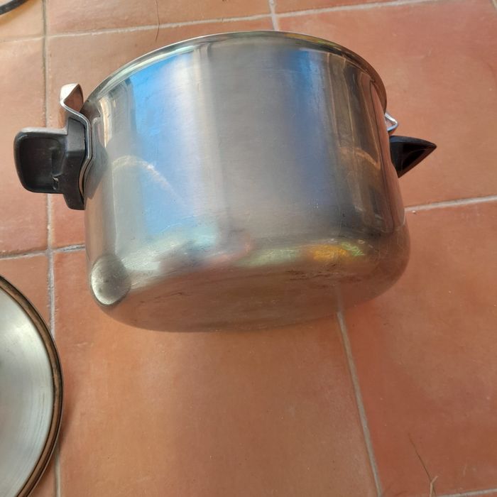 Panela de pressão em ferro fundido com asas e pipo