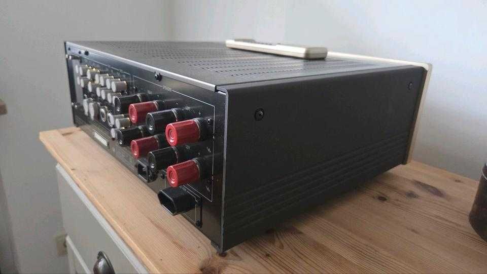 Amplificador integrado Accuphase E-406 V com comando à distância