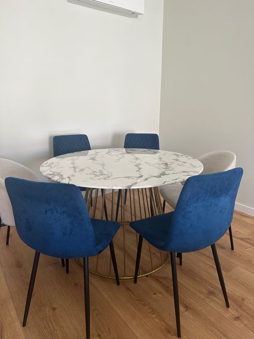 Mesa de jantar c/ respetivas cadeiras