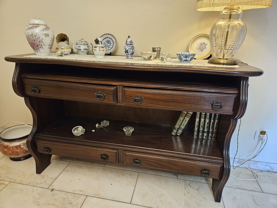 Móvel em madeira maciça escura