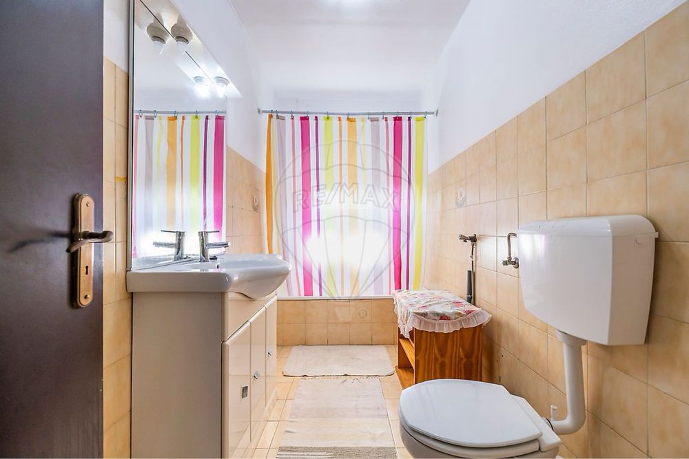 Moradia com Duas Casas Independentes – Oportunidade Imperdível!