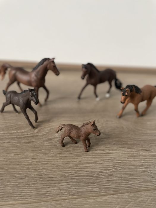 Zestaw figurek koni Schleich + kotek z legowiskiem i miskami