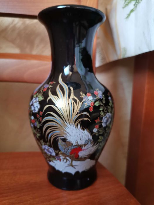 Czarny wazon z kogutem