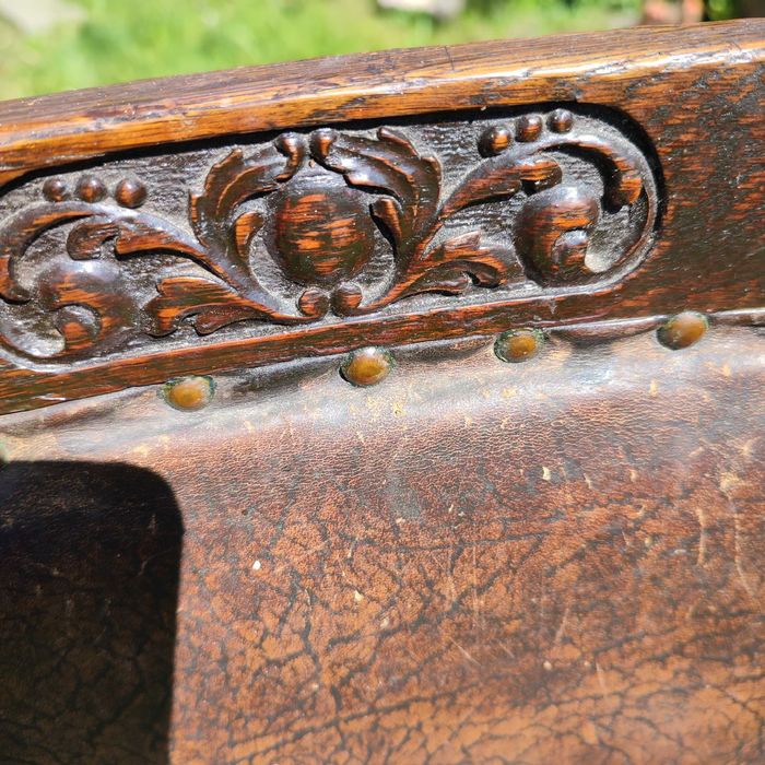 Stare krzesło dębowe