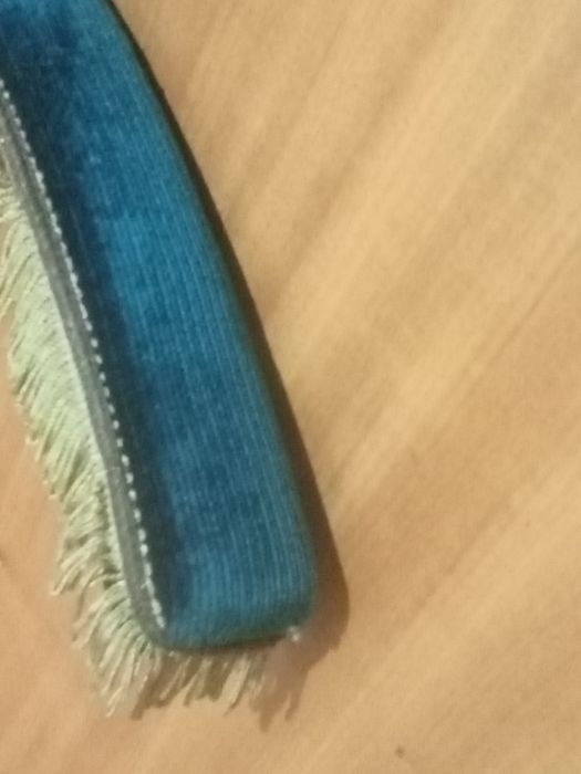 Belo cabide vintage em veludo com franjas