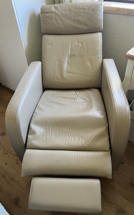 Sofa em pele reclinavel.