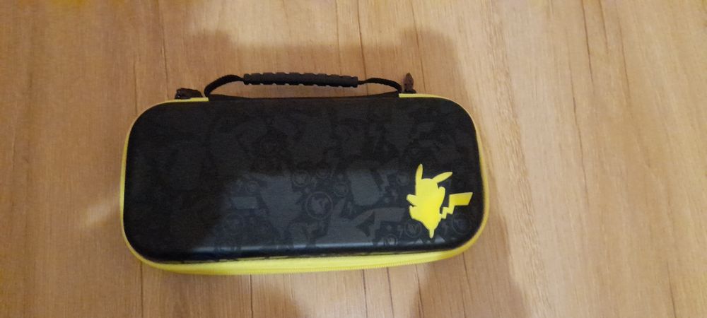 Etui w Pikachu stan nienaruszony