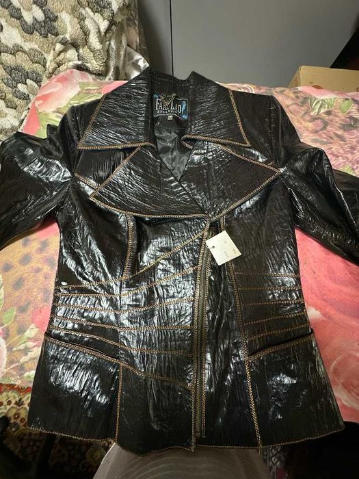 Натуральная кожа -лак курточка типа косухи. Новая .