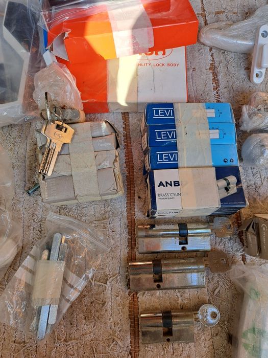 Matrial portas canhoes manetes puchadores fechaduras  e fechos