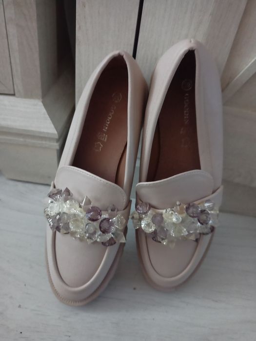 Buty zdobiona kryształkami